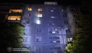 У Запоріжжі дрон РФ пошкодив багатоквартирний будинок, спалахнула пожежа. ФОТОрепортаж