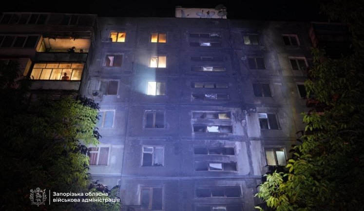 У Запоріжжі дрон РФ пошкодив багатоквартирний будинок, спалахнула пожежа. ФОТОрепортаж