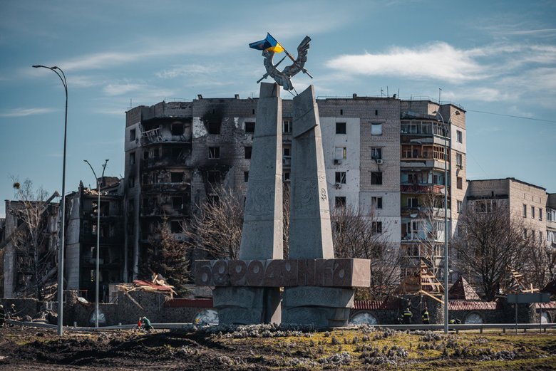 Розчавлені танками автомобілі та знищені вщент багатоповерхівки: найзруйнованіше місто Київщини Бородянка 10