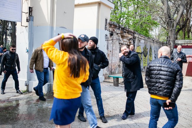 На нардепа Найєма напали та облили нечистотами в Одесі за захист Літнього театру в Міськсаду 02