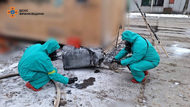 пожежа на складі об'єкту критичної інфраструктури на Прикарпатті після обстрілу 15 січня 2025 року