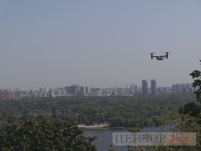Американские самолеты CV-22B Osprey совершили полет над Киевом 02