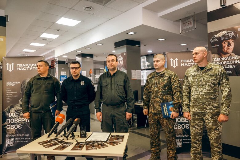 Командир штурмової бригади Нацгвардії Червона Калина Олександр Охріменко: Ніхто нікого не відправляє на фронт відразу. До підготовки залучаються найкращі інструктори з вогневої і тактичної підготовки 05