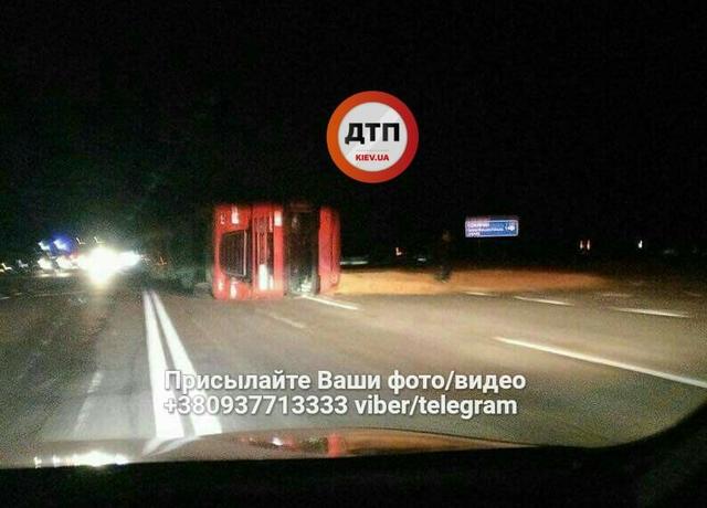 На трасі Київ-Чернігів вантажівка збила двох пішоходів, одна людина загинула 01 На трасі Київ-Чернігів вантажівка збила двох пішоходів, одна людина загинула 01