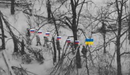 боєць веде полонених росіян