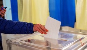Динозавры повержены: Более десяти политиков-старожилов неожиданно проигрывают свои округа