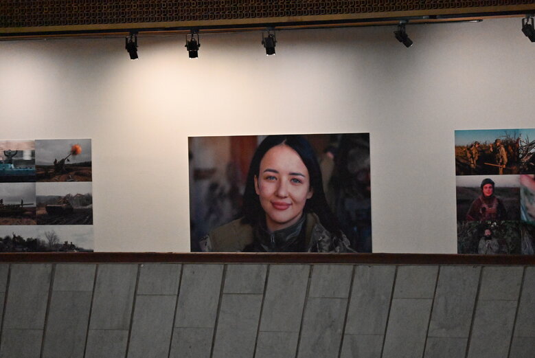 Выставка фотографий добровольца Владимира Миронюка (Джона), погибшего под Курдюмовкой в сентябре 2023 года 28