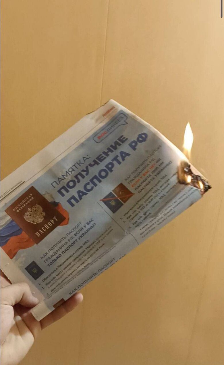 Активісти Жовтої стрічки спалили понад 350 російських агіток в окупованому Луганську 01