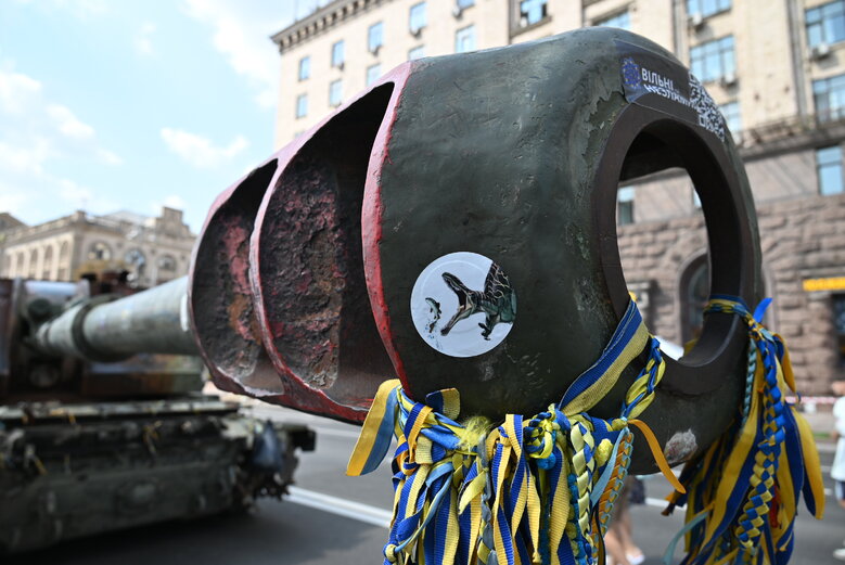 Выставка уничтоженной военной техники РФ на столичном Крещатике 13