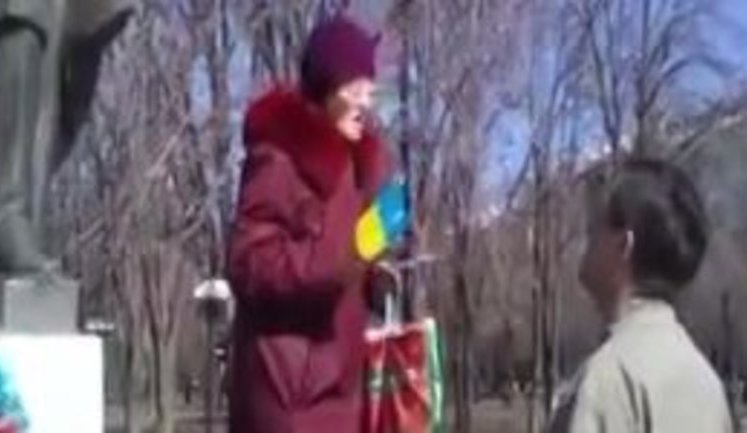 "Я на своїй землі і в Кремль не лізу, а ви трутні вонючі", - бабуся з українським прапорцем пояснила сепаратистам, чому прийшла до пам'ятника Шевченку в Луганську. ВІДЕО