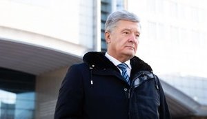 Порошенко в аэропорту действительно пытались вручить повестку в суд. Поздравляем его решение не оставаться за границей, - ГБР