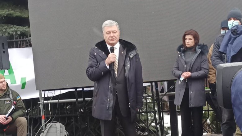 Беги, Вова, беги: Под судом, рассматривающим апелляции относительно меры пресечения для Порошенко, собрались митингующие 12