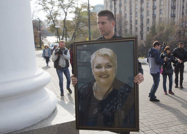 С актрисой Дизель шоу Мариной Поплавской, погибшей накануне в ДТП, попрощались в Киеве 04