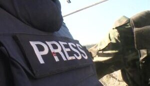Украинские военкоры требуют отменить списки СМИ, которых пускают в "красные" зоны. ВИДЕО
