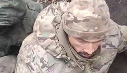 російський командир б’є підлеглого