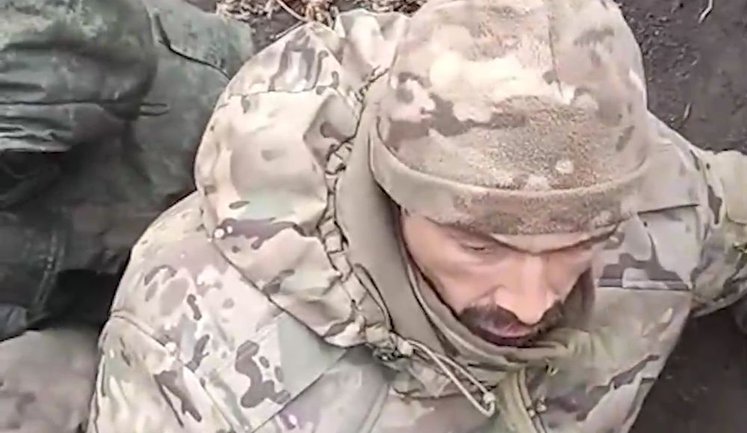 Командир армии РФ раздает тумаки подчиненным и мотивирует их к бою: "Вам п#зда! Мы сами вас птичками забросаем! Встали, побежали нах#й!". ВИДЕО