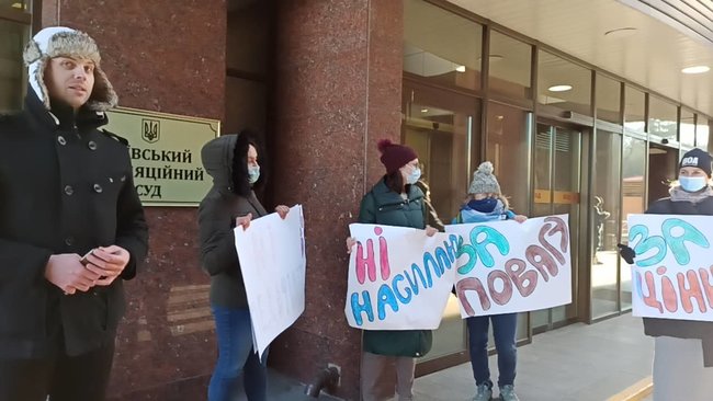 Суд рассматривает апелляцию на арест подозреваемого в развращении несовершеннолетних фотографа Ктиторчука. Под зданием суда проходит акция протеста 01