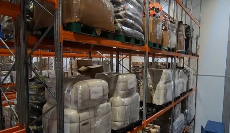 Україна отримала гуманітарну допомогу із Сінгапуру: швидкі та пожежні машини, рятувальне обладнання, міношукачі та медичні товари