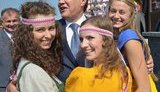 Отдав должное Евангелию, Янукович развлекался с девушками. ФОТОФАКТ