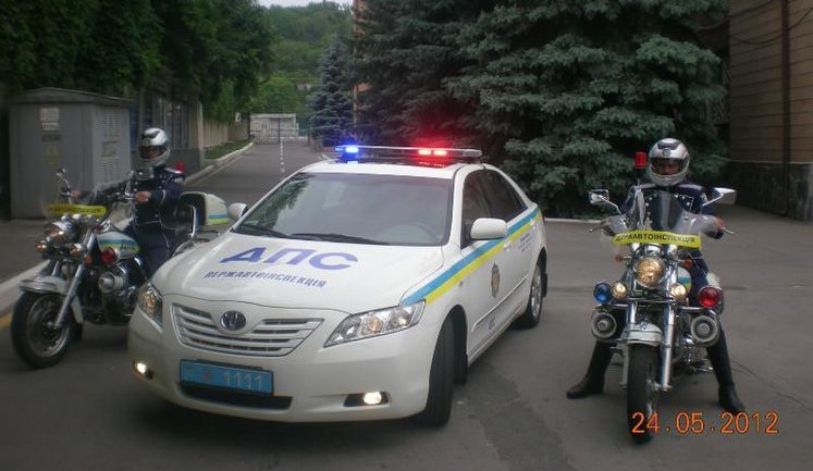 ГАИ не пускает оппозицию в Харьков: Хоть полями объезжайте, все равно под Полтавой стоят "братки" и "Беркут"