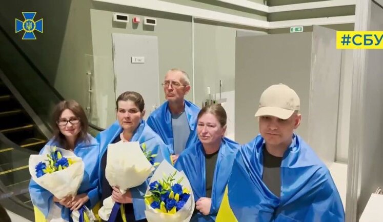 First minutes after return to Motherland of ten Ukrainian prisoners. VIDEO