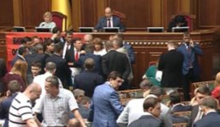 Рада приняла за основу и в целом президентский законопроект о судоустройстве и статусе судей. ВИДЕО