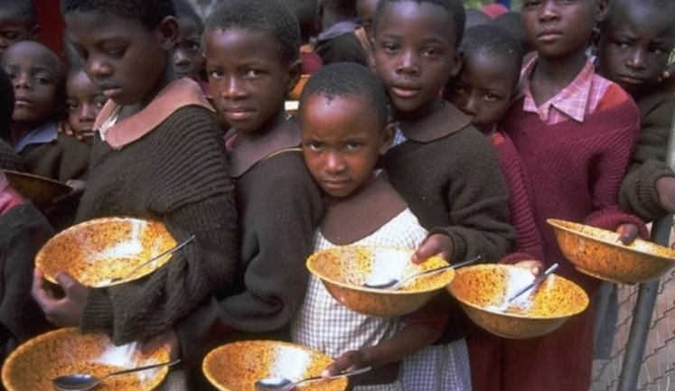 Провідні економіки світу зменшують допомогу бідним державам, спрямовуючи кошти на військові потреби, ‒ Reuters