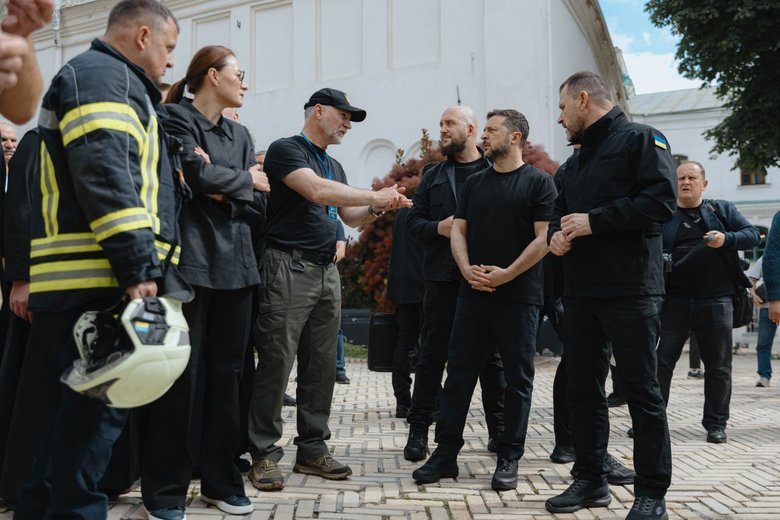 Масований удар по Києву: заява Зеленського після відвідин Лаври