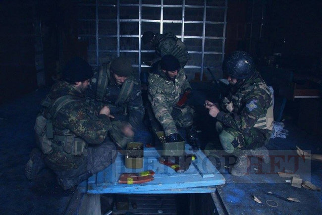 Амбразуру довелося затулити піаніно. Піски у спогадах та фотографіях бійців 09