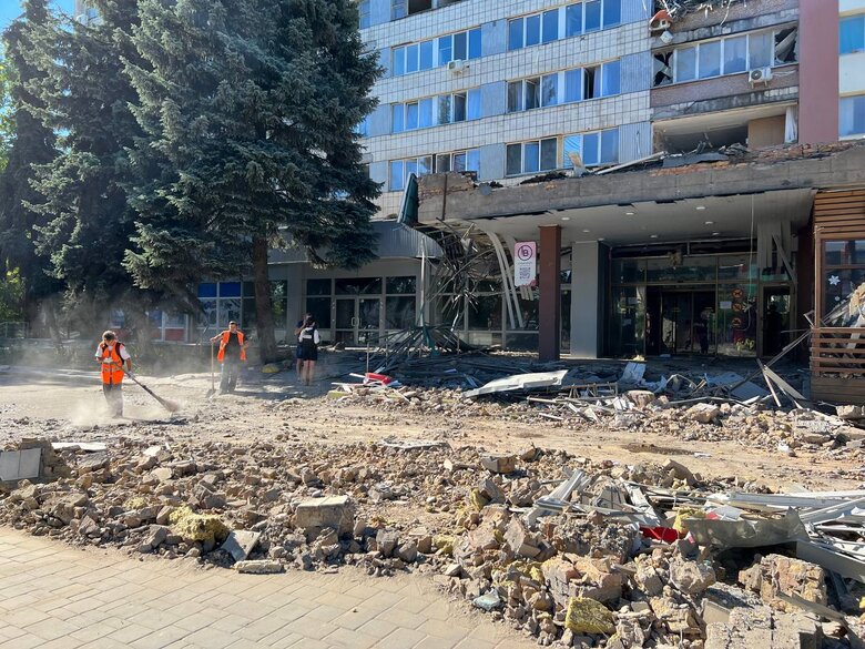 В Миколаєві рашисти влучили в готель, - мер Сєнкевич 02