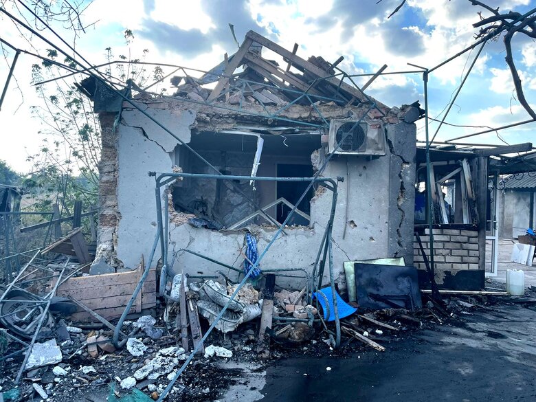 Последствия вражеских обстрелов Херсонщины: повреждены заводы, медучреждение, детский сад, церковь, есть погибшие и раненые 16