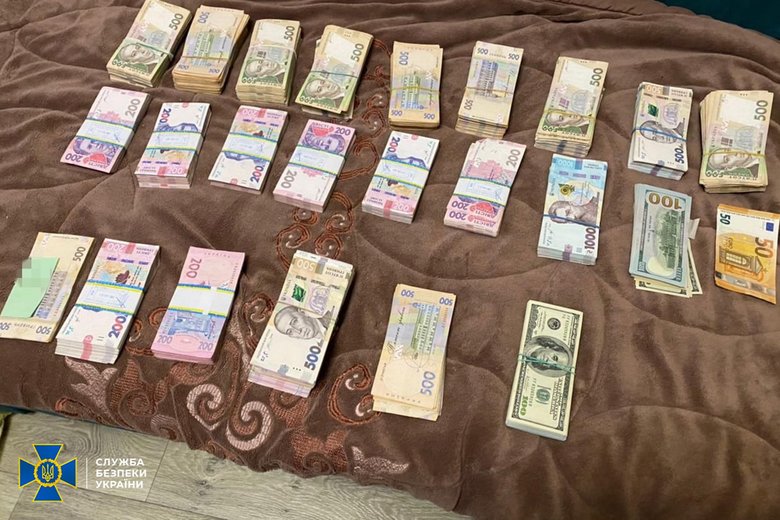 Імітація одного уколу вакцини - 3 тис. грн: СБУ викрила у Києві групу шахраїв, які виготовляли та продавали фальшиві COVID-сертифікати 05 Імітація одного уколу вакцини - 3 тис. грн: СБУ викрила у Києві групу шахраїв, які виготовляли та продавали фальшиві COVID-сертифікати 05