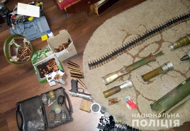 Киянин зберігав удома гранату, патрони і муляжі боєприпасів, - Нацполіція 01