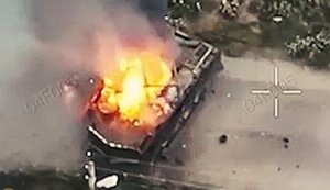ворожа бмд горить після атаки дронів