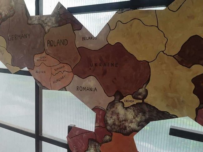 Зрада пришла откуда не ждали: в популярном ресторане Каменского на стенде захваченный Крым отнесли к территории РФ 01 Зрада пришла откуда не ждали: в популярном ресторане Каменского на стенде захваченный Крым отнесли к территории РФ 01