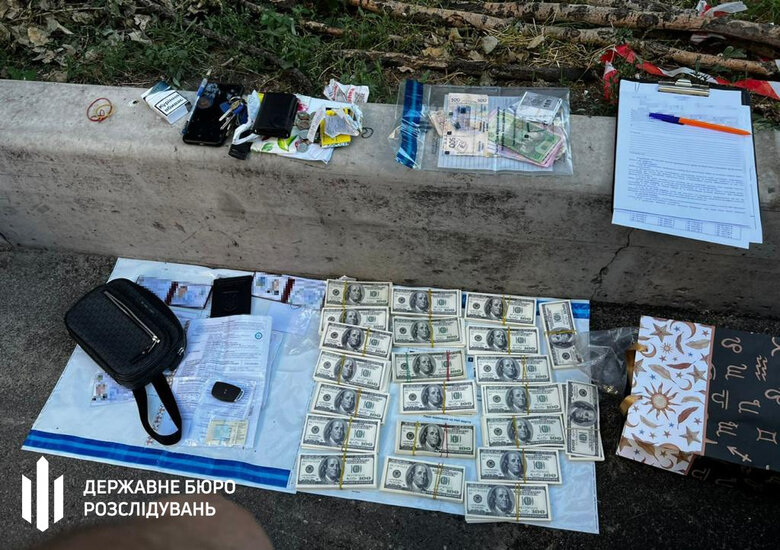 Чиновник КГГА и его сообщник задержан во время получения 220 тысяч долларов: собирали дань с киевских автоперевозчиков, - ГБР 01