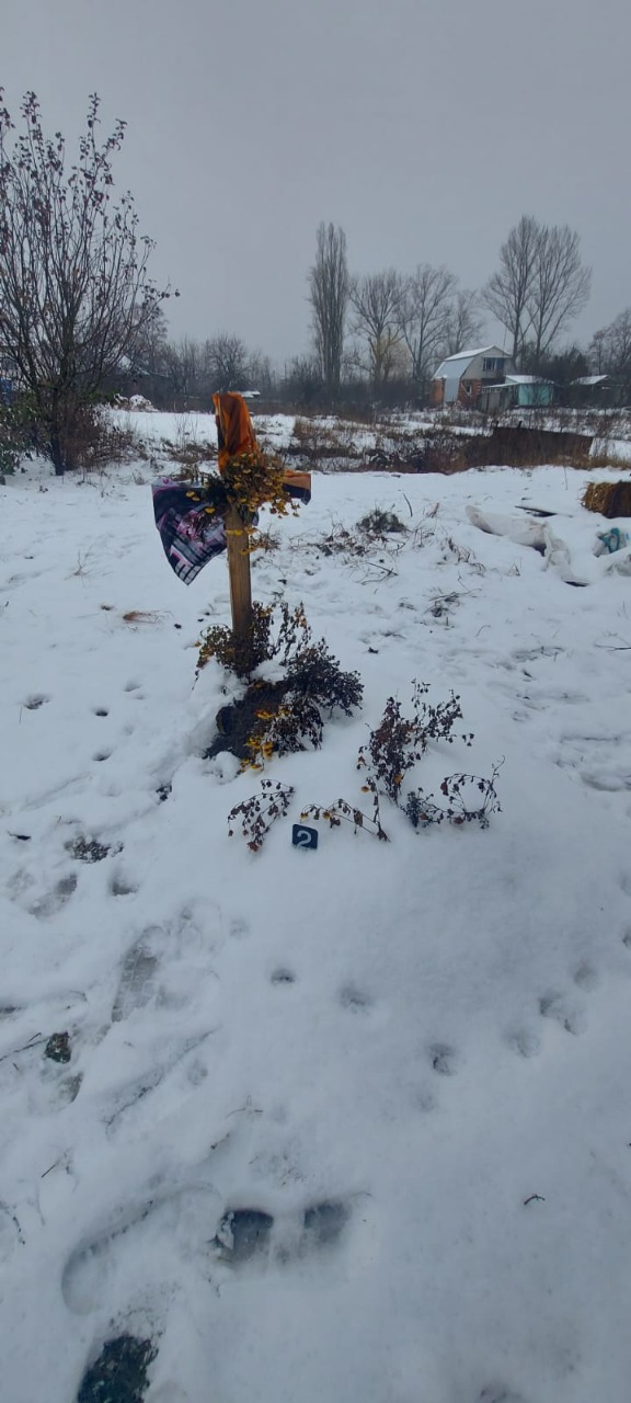 Поліція ексгумувала тіло загиблої від російських обстрілів жінки на Харківщині 02