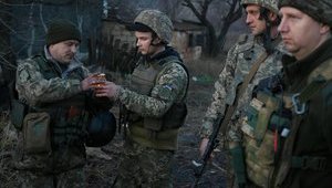 Огонь мира для воинов: волонтеры передали бойцам в Луганской области Вифлеемский огонь