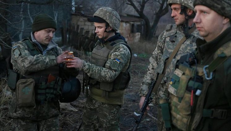 Огонь мира для воинов: волонтеры передали бойцам в Луганской области Вифлеемский огонь