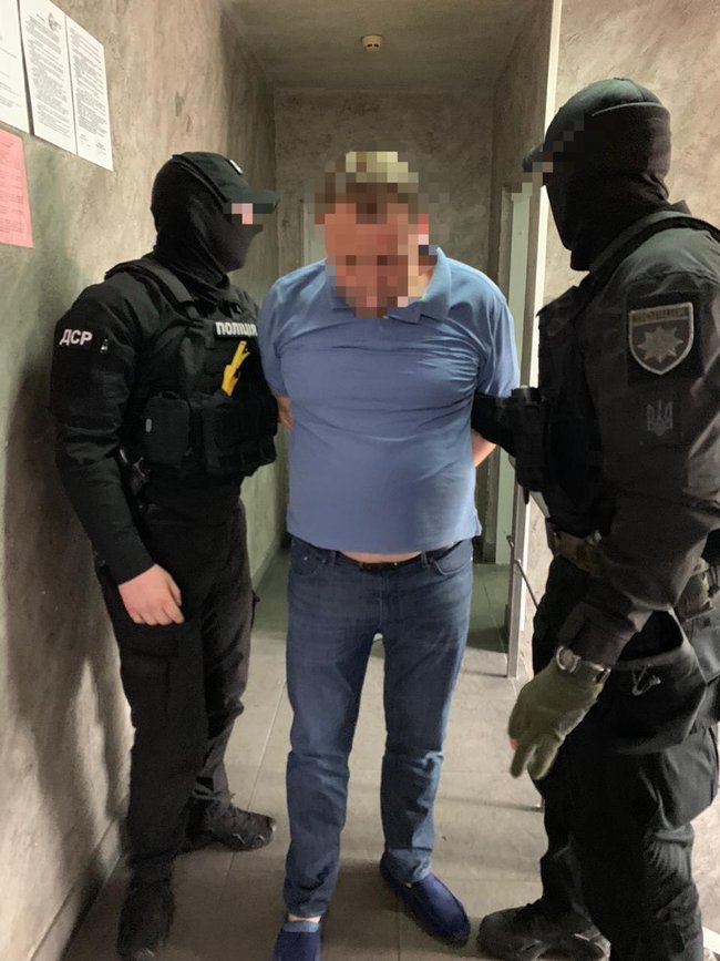 Корупція на Одеській митниці: відразу трьох начальників затримали на хабарі 03
