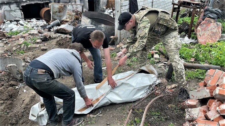 Тела российских военных, вероятно, убитых своими же, собирают в Малой Рогане под Харьковом 01