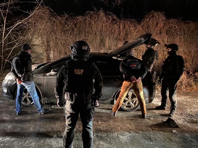 Столичные полицейские удерживали мужчину в гараже и требовали $3 тыс. взятки 03 Столичные полицейские удерживали мужчину в гараже и требовали $3 тыс. взятки 03