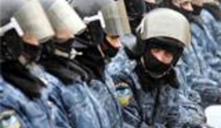 Штурм РОВД в Киеве продолжается: "Происходят потасовки. Милиция в панике стягивает "Беркут". ФОТО