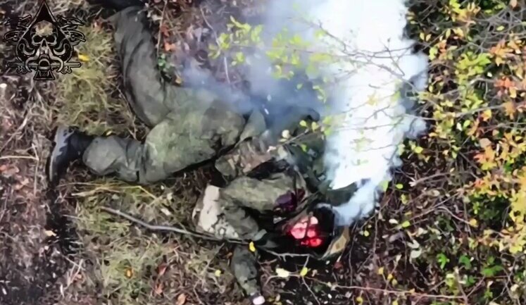 Тіло ліквідованого окупанта сильно димить на полі бою. ВIДЕО 18+