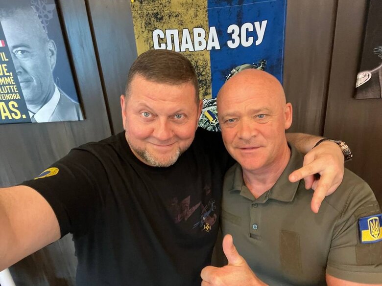 Залужный сфотографировался с подозреваемым мэром Одессы Трухановым 01