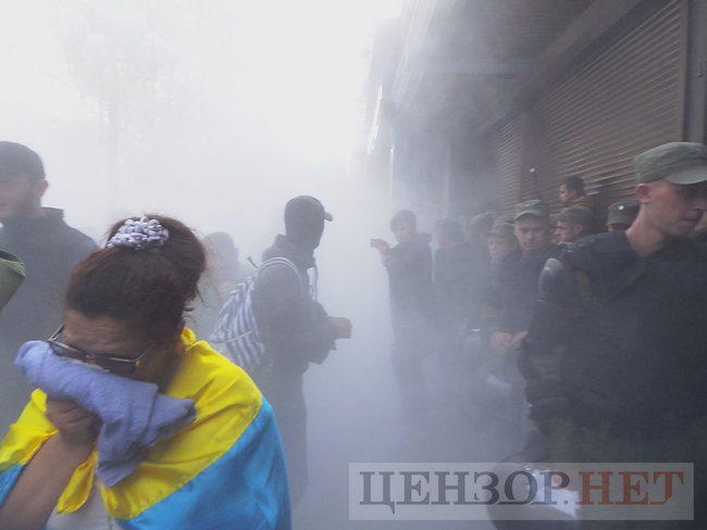 Під час мітингу під ГПУ проти екстрадиції в РФ Тумгоєва сталися сутички: мітингувальники бють вікна, їх у відповідь поливають водою зі шлангів 30