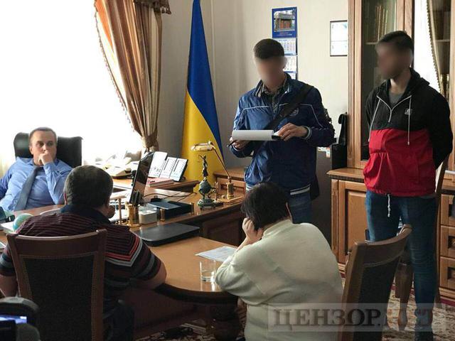 У якій справі судді до Холодницького в гості ходили 01