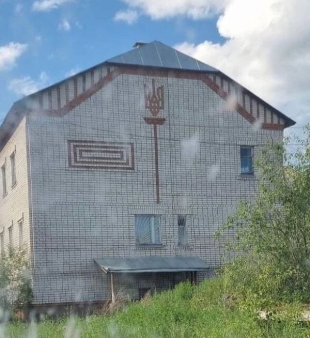 На здании военкомата в РФ заметили кирпичный трезубец. Говорят, это дело рук украинских строителей 01