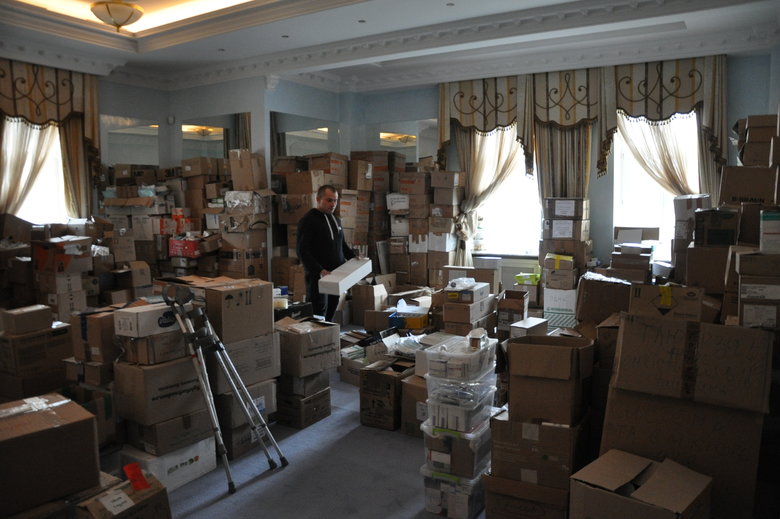 Штаб військових медиків Першого добровольчого мобільного шпиталю в маєтку Пінчука 04