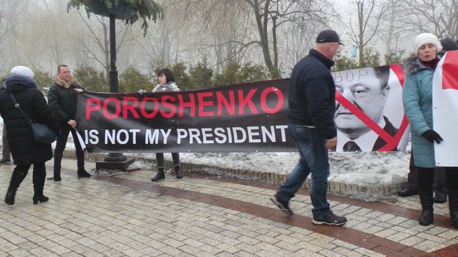 Група націоналістів прорвалася до памятника Шевченку перед приїздом Президента, обійшовши кордон поліції 10